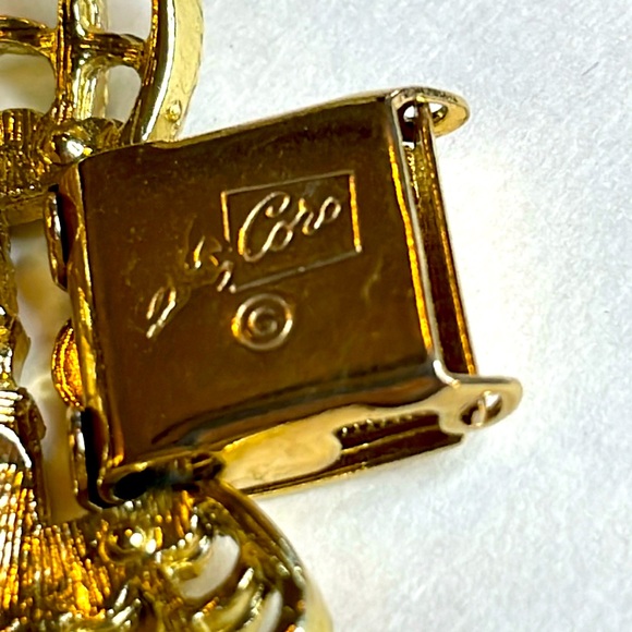 Vintage Signed Coro Goldtone Bow Bracelet - Picture 7 of 7